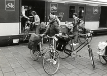 171210 Afbeelding van het vervoer van fietsen per trein met een speciaal fietsrijtuig type Df van de N.S. te Utrecht C.S.